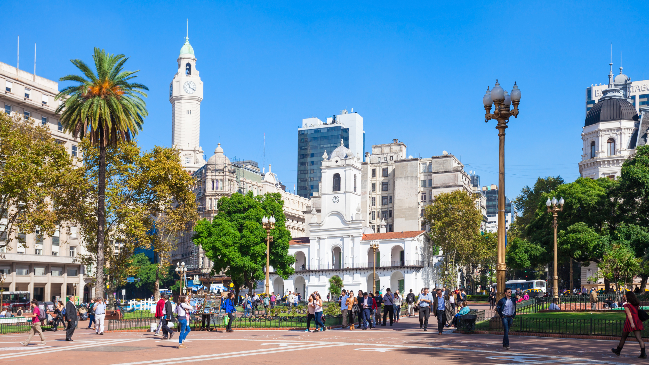 1. 📍 Plaza de Mayo A praça mais importante da cidade. Aqui aconteceram protestos históricos, comemorações, e ainda hoje você pode ver as “Madres de Plaza de Mayo” caminhando com lenços brancos em protesto pacífico pelas vítimas da ditadura.